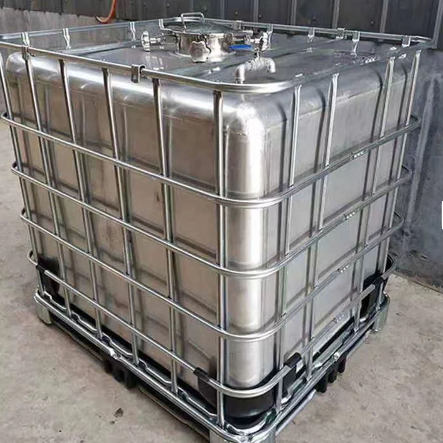 Stainless Steel IBC Tote Tanks (1000L / 275 Gallon)